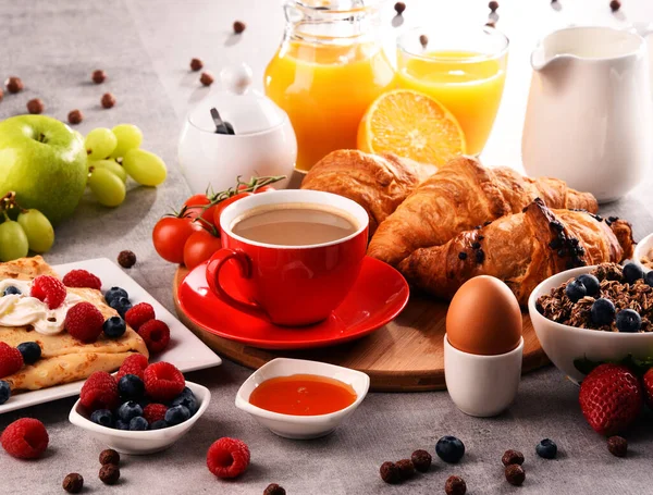 Desayuno Servido Con Café Zumo Naranja Croissants Huevo Cereales Frutas — Foto de Stock