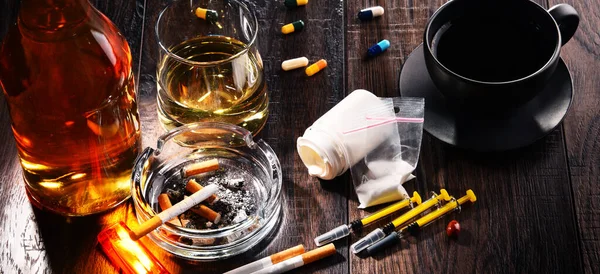 Substancje Uzależniające Tym Alkohol Papierosy Narkotyki — Zdjęcie stockowe