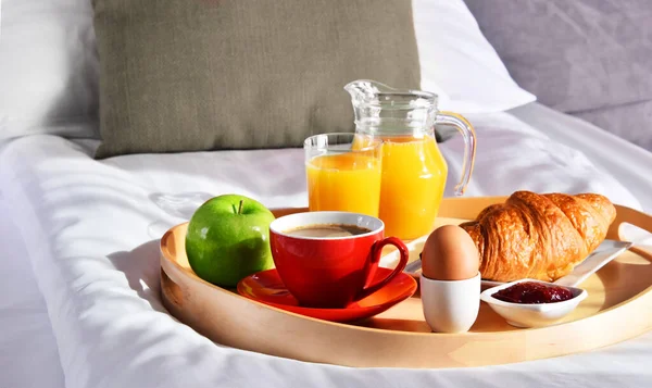 ホテルの部屋のベッドでトレイで朝食 — ストック写真