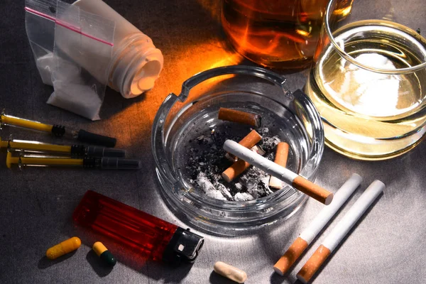 Missbruksämnen Inklusive Alkohol Cigaretter Och Narkotika — Stockfoto