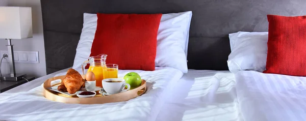 Frühstück Auf Tablett Bett Hotelzimmer — Stockfoto