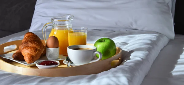 Frukost Bricka Säng Hotellrum — Stockfoto