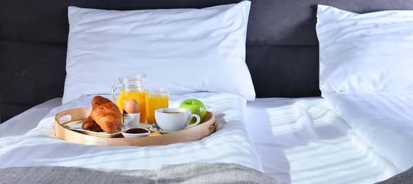 Сніданок Підносі Ліжку Готельному Номері — стокове фото