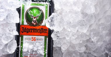 POZNAN, POL - 28 Mayıs 2020: 56 bitki ve baharatla yapılmış bir şişe Jagermeister, sancak gemisi SE 'nin sancak gemisi ürünü