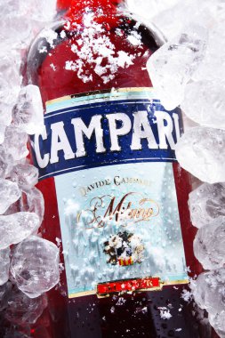 POZNAN, POL - 28 Mayıs 2020: Bir şişe Campari, 1860 yılında İtalya 'nın Novara kentinde Gaspare Campari tarafından icat edilen ve içinde otlar ve meyve bulunan alkollü bir likör..