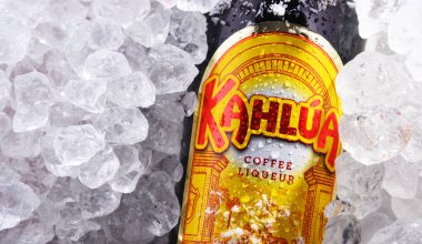 POZNAN, POL - 28 Mayıs 2020: Fransız Pernod Ricard firması tarafından üretilen, rom, mısır şurubu ve vanilya aromalı, Meksika kahvesi aromalı bir likör markası.