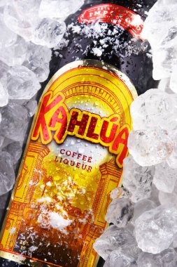 POZNAN, POL - 28 Mayıs 2020: Fransız Pernod Ricard firması tarafından üretilen, rom, mısır şurubu ve vanilya aromalı, Meksika kahvesi aromalı bir likör markası.