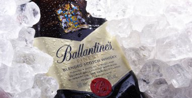 POZNAN, POL - 28 Mayıs 2020: Dünyanın en çok satan ikinci viski şişesi, İskoçya 'nın Dumbarton şehrinde Pernod Ricard tarafından üretilen