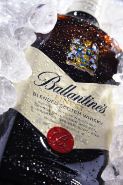 POZNAN, POL - 28 Mayıs 2020: Dünyanın en çok satan ikinci viski şişesi, İskoçya 'nın Dumbarton şehrinde Pernod Ricard tarafından üretilen