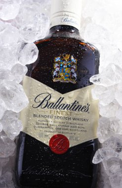 POZNAN, POL - 28 Mayıs 2020: Dünyanın en çok satan ikinci viski şişesi, İskoçya 'nın Dumbarton şehrinde Pernod Ricard tarafından üretilen