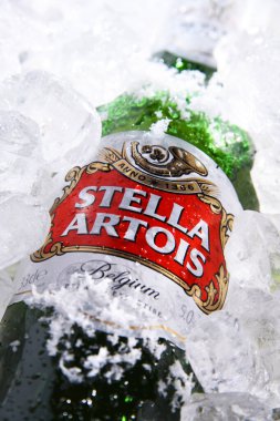 POZNAN, POL - 28 Mayıs 2020: bir şişe Stella Artois, Anheuser-Busch InBev markası. 1926 'dan beri Leuven, Belçika' da üretilen bir pilsner.