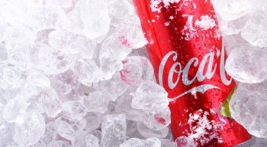 POZNAN, POL - 10 Haziran 2020: Coca-Cola, merkezi Atlanta, Georgia, ABD 'de bulunan Coca-Cola Company tarafından üretilen karbonatlı bir meşrubat.