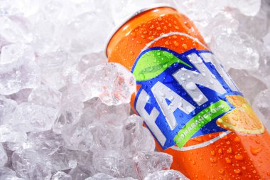 POZNAN, POL - 10 Haziran 2020: Can of Fanta, 1940 yılında Almanya 'da Coca-Cola Company tarafından üretilen meyve aromalı hafif içeceklerin küresel markası.