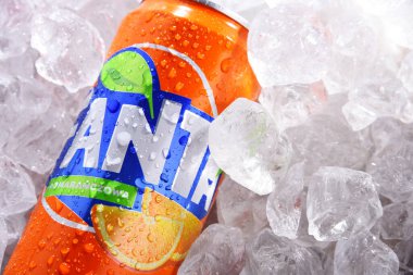 POZNAN, POL - 10 Haziran 2020: Can of Fanta, 1940 yılında Almanya 'da Coca-Cola Company tarafından üretilen meyve aromalı hafif içeceklerin küresel markası.