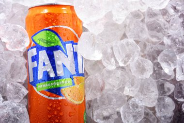 POZNAN, POL - 10 Haziran 2020: Can of Fanta, 1940 yılında Almanya 'da Coca-Cola Company tarafından üretilen meyve aromalı hafif içeceklerin küresel markası.