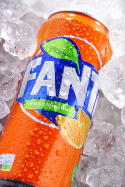 POZNAN, POL - 10 Haziran 2020: Can of Fanta, 1940 yılında Almanya 'da Coca-Cola Company tarafından üretilen meyve aromalı hafif içeceklerin küresel markası.