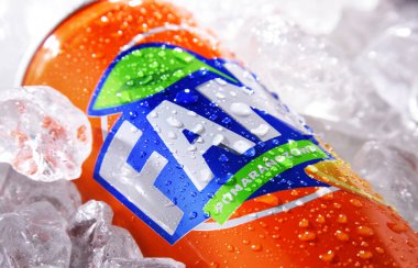 POZNAN, POL - 10 Haziran 2020: Can of Fanta, 1940 yılında Almanya 'da Coca-Cola Company tarafından üretilen meyve aromalı hafif içeceklerin küresel markası.