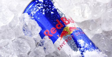 POZNAN, POL - 10 Haziran 2020: Red Bull, 1987 'de Avusturyalı bir şirket olan Red Bull GmbH tarafından satılan bir enerji içeceği.