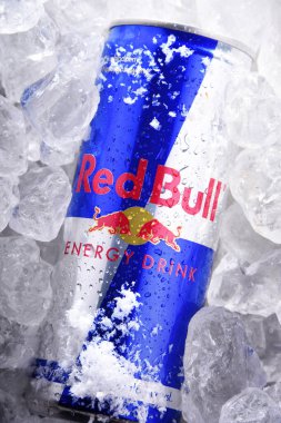 POZNAN, POL - 10 Haziran 2020: Red Bull, 1987 'de Avusturyalı bir şirket olan Red Bull GmbH tarafından satılan bir enerji içeceği.