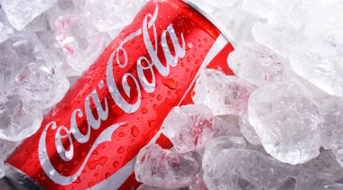 POZNAN, POL - 10 Haziran 2020: Coca-Cola, merkezi Atlanta, Georgia, ABD 'de bulunan Coca-Cola Company tarafından üretilen karbonatlı bir meşrubat.