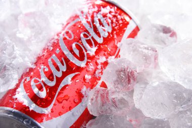 POZNAN, POL - 10 Haziran 2020: Coca-Cola, merkezi Atlanta, Georgia, ABD 'de bulunan Coca-Cola Company tarafından üretilen karbonatlı bir meşrubat.