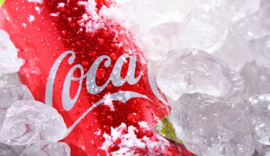 POZNAN, POL - 10 Haziran 2020: Coca-Cola, merkezi Atlanta, Georgia, ABD 'de bulunan Coca-Cola Company tarafından üretilen karbonatlı bir meşrubat.