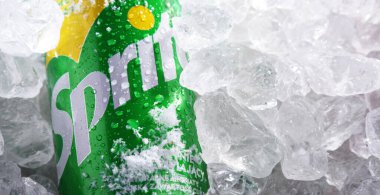 POZNAN, POL - 10 Haziran 2020: Coca-Cola Company tarafından üretilen bir kutu Sprite, Batı Almanya 'da 1959' da 7 Up 'ın popülaritesine tepki olarak geliştirildi.