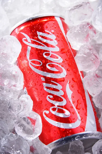 POZNAN, POL - 10 Haziran 2020: Coca-Cola, merkezi Atlanta, Georgia, ABD 'de bulunan Coca-Cola Company tarafından üretilen karbonatlı bir meşrubat.