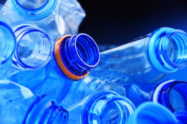 Boş maden suyu şişeleriyle kompozisyon. Plastik atık