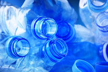 Boş maden suyu şişeleriyle kompozisyon. Plastik atık