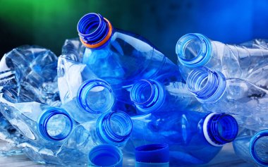 Boş maden suyu şişeleriyle kompozisyon. Plastik atık