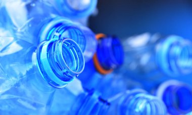Boş maden suyu şişeleriyle kompozisyon. Plastik atık