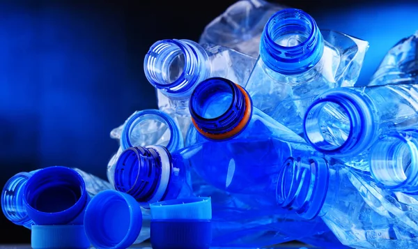 Σύνθεση Άδεια Μπουκάλια Μεταλλικού Νερού Απορρίμματα Πλαστικών — Φωτογραφία Αρχείου