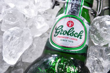 POZNAN, POL - 18 Haziran 2020: Grolsch Premium Pilsner şişeleri - Asahi Grubu Holding 'in bir parçası olan Hollanda Grolsch Bira Fabrikası' nın amiral gemisi Grolsch Premium Lager olarak bilinir.