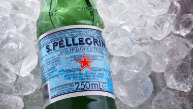 POZNAN, POL - 18 Haziran 2020: Bir şişe San Pellegrino, İtalya 'nın Bergamo ilinde üretilen maden suyu markası. Sahibi 1997 'den beri Nestle..
