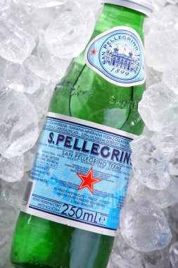 POZNAN, POL - 18 Haziran 2020: Bir şişe San Pellegrino, İtalya 'nın Bergamo ilinde üretilen maden suyu markası. Sahibi 1997 'den beri Nestle..