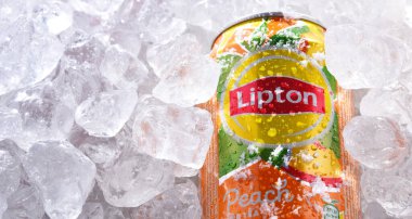 POZNAN, POL - 18 Haziran 2020: Lipton tarafından satılan ve İngiliz-Hollandalı çok uluslu tüketim malları şirketi Unilever 'a ait bir meşrubat markası olan Lipton Ice Tea' nın Kutusu.