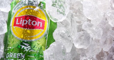 POZNAN, POL - 18 Haziran 2020: Lipton tarafından satılan ve İngiliz-Hollandalı çok uluslu tüketim malları şirketi Unilever 'a ait bir meşrubat markası olan Lipton Ice Tea' nın Kutusu.