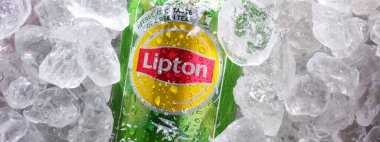 POZNAN, POL - 18 Haziran 2020: Lipton tarafından satılan ve İngiliz-Hollandalı çok uluslu tüketim malları şirketi Unilever 'a ait bir meşrubat markası olan Lipton Ice Tea' nın Kutusu.