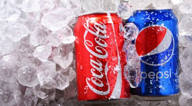 POZNAN, POL - 18 Haziran 2020: Dünyanın en popüler iki meşrubat kutusu: Ezilmiş buzda Coca Cola ve Pepsi