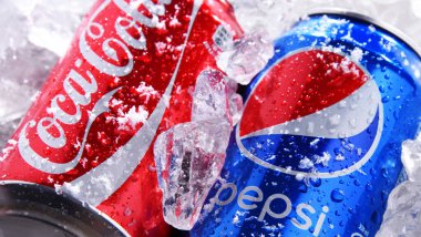POZNAN, POL - 18 Haziran 2020: Dünyanın en popüler iki meşrubat kutusu: Ezilmiş buzda Coca Cola ve Pepsi