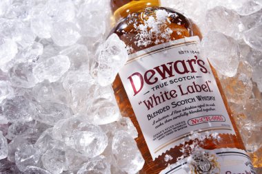 POZNAN, POL - 18 Haziran 2020: Bir şişe Dewars, Bacardi 'ye ait bir viski, dünyanın en çok harmanlanan viskisi.