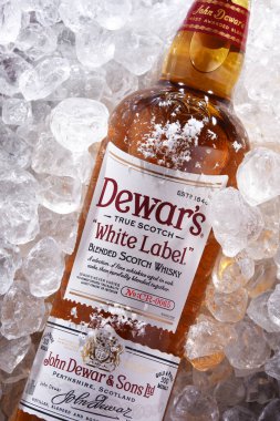 POZNAN, POL - 18 Haziran 2020: Bir şişe Dewars, Bacardi 'ye ait bir viski, dünyanın en çok harmanlanan viskisi.