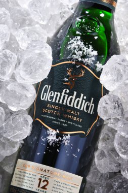POZNAN, POL - 18 Haziran 2020: Dünyanın en çok satan viskisi Glenfiddich Şişe, sahibi ve üreticisi William Grant and Sons, Dufftown, İskoçya