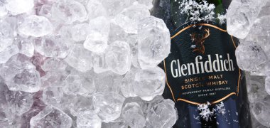 POZNAN, POL - 18 Haziran 2020: Dünyanın en çok satan viskisi Glenfiddich Şişe, sahibi ve üreticisi William Grant and Sons, Dufftown, İskoçya