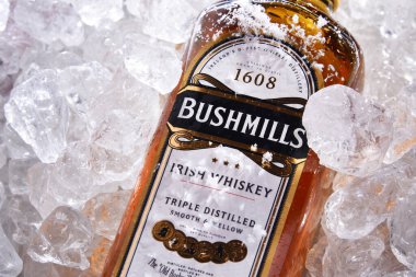 POZNAN, POL - 18 Haziran 2020: Şişe Bushmills Orijinal İrlanda viskisi, 1608 'de kurulan Old Bushmills Distillery' nin ürünü, bugün Casa Cuervo 'ya ait.