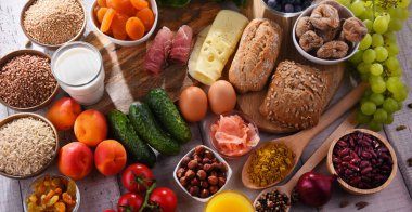 Ahşap mutfak masasında çeşitli organik gıda ürünleri..