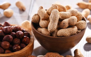 İki kase fındık ve fıstık içeren kompozisyon.