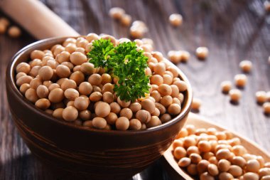 Ahşap masada bir kase soya fasulyesi ile kompozisyon..