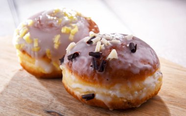 İki bereli pasta ile kompozisyon.